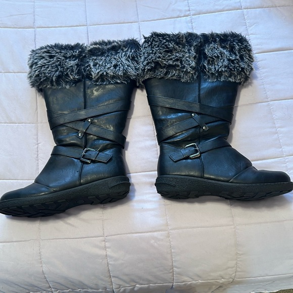 Comfy Moda Canada winter boots. - Picture 1 of 10